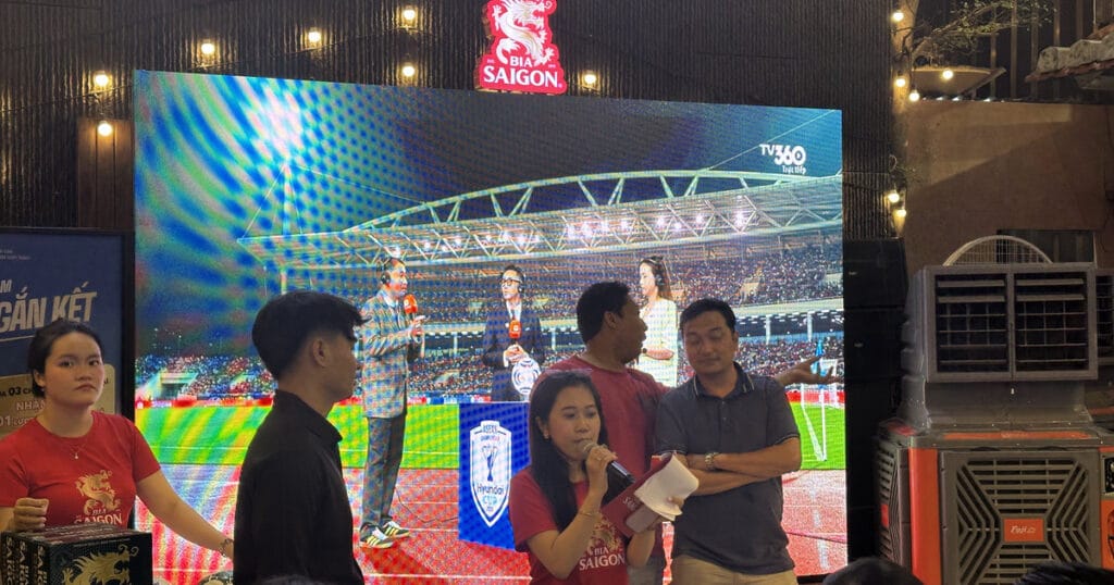 màn hình LED trong nhà xem bóng đá